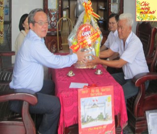 Đồng chí Huỳnh Văn Quang, TVTU-Chủ tịch UBMTTQVN tỉnh Tây Ninh thăm và tặng quà tết các gia đình chính sách trên địa bàn huyện Dương Minh Châu